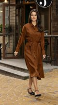 Сатенена рокля JANINA в цвят тъмен карамел